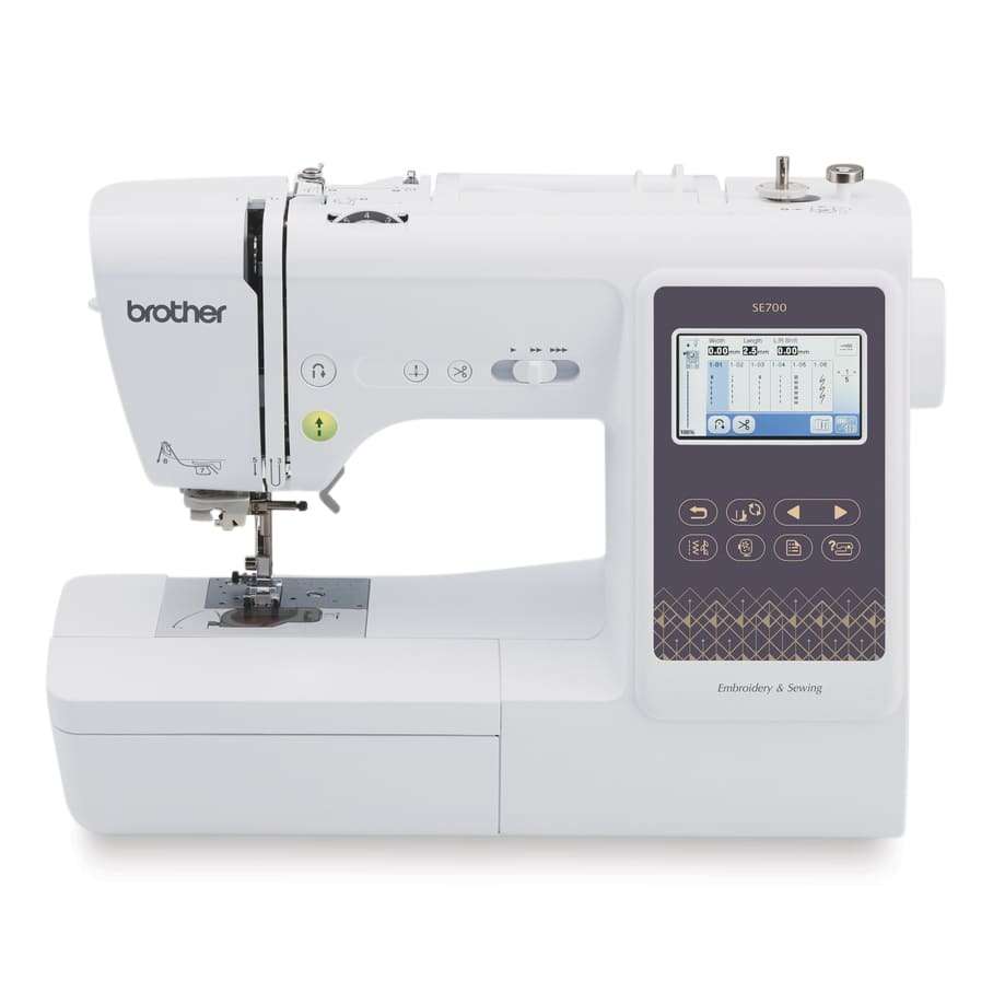BROTHER-SE700-Máquina Brother SE700 para coser y bordarÁrea de bordado de hasta 10 × 10 cm135 diseños de bordado integradosDiez fuentes de letras para personalizar bordados103 puntadas de costuraDiez tipos de ojales automáticos de un pasoConectividad inalámbrica para transferir diseñosPantalla a color para editar el trabajoCompatible con ArtspiraDiseñada para proyectos de costura y personalización en el hogarConsultar información del producto