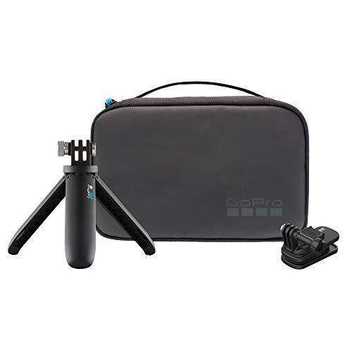 7 cm.<br>Añade clip giratorio magnético.<br>Permite sujetar la cámara a una correa de mochila compatible.<br>El imán permite fijación a determinadas superficies metálicas.<br>Estuche compacto incluido.</p><p><strong>Garantía:</strong> 1 Año</p><p><a href="https://goprocol.co/producto/kit-de-viaje/" target="_blank" rel="noopener">Consultar información del producto</a></p> 7 cm.Añade clip giratorio magnético.Permite sujetar la cámara a una correa de mochila compatible.El imán permite fijación a determinadas superficies metálicas.Estuche compacto incluido.Garantía: 1 AñoConsultar información del producto