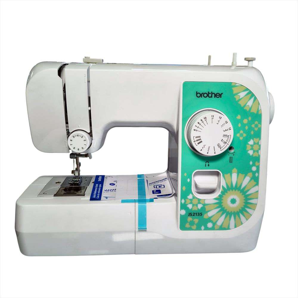 BROTHER-JS2135-Máquina mecánica Brother JS2135Catorce puntadas incorporadas y 35 funciones de costuraOjal en cuatro pasosBrazo libre para piezas tubularesSistema de bobinado automáticoEnhebrado semiautomáticoCortador lateral de hiloAncho de puntada de hasta 5 mm y largo de hasta 4 mmIluminación LEDDiseño ligero con asa de transporteConsultar información del producto
